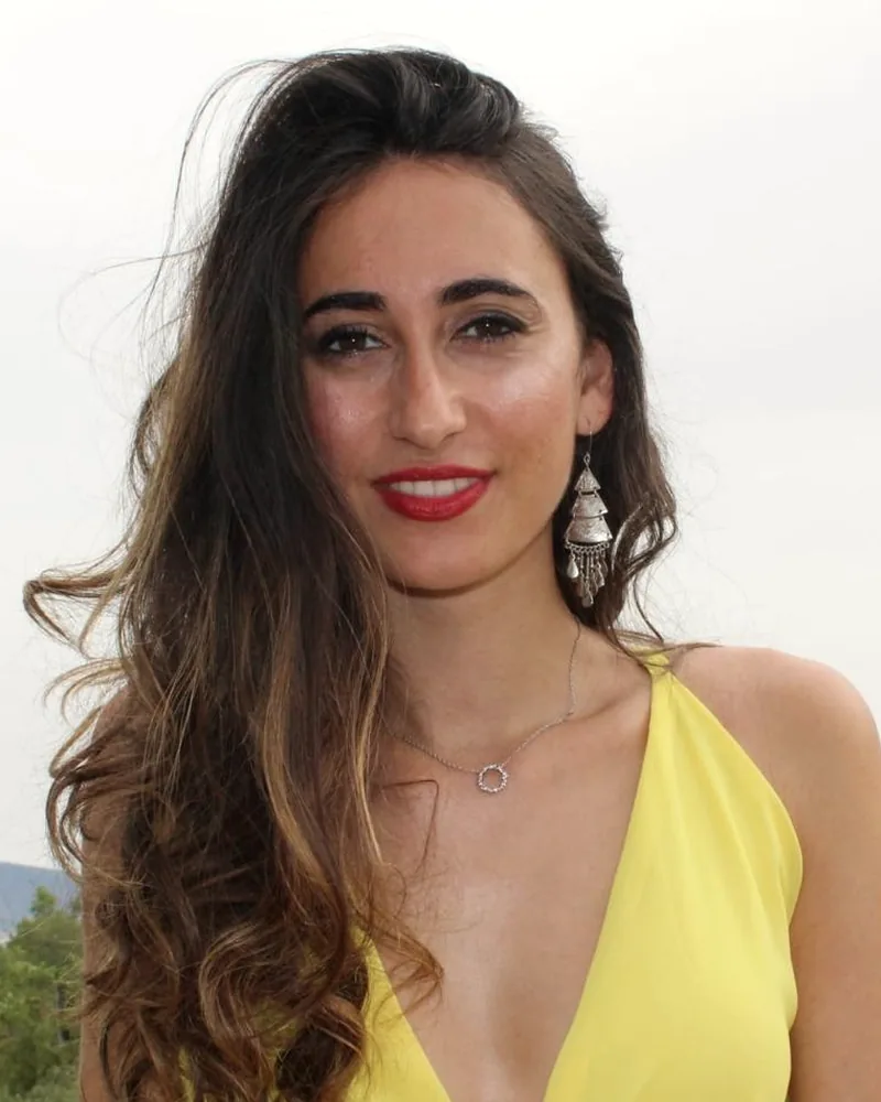 Retrato de Raquel de la Plaza Ruiz, sonriendo al aire libre.